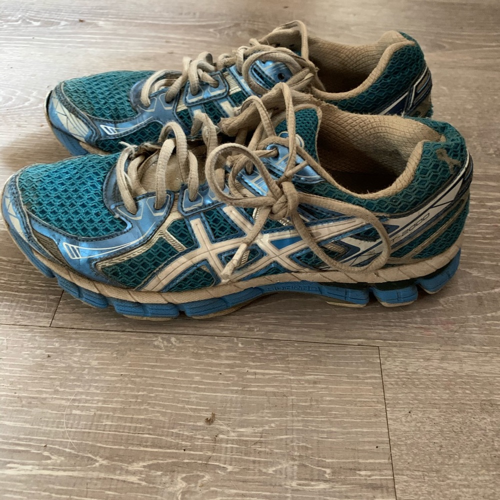 Ascis running shoes